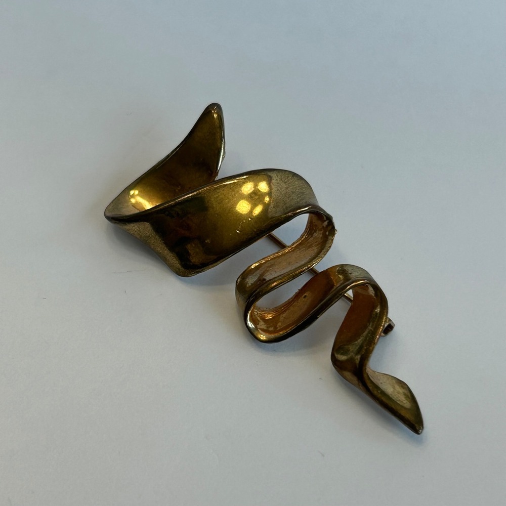 Vintage Gold Tone Ribbon Swirl Brooch Fluid Sculptural Wave Pin
